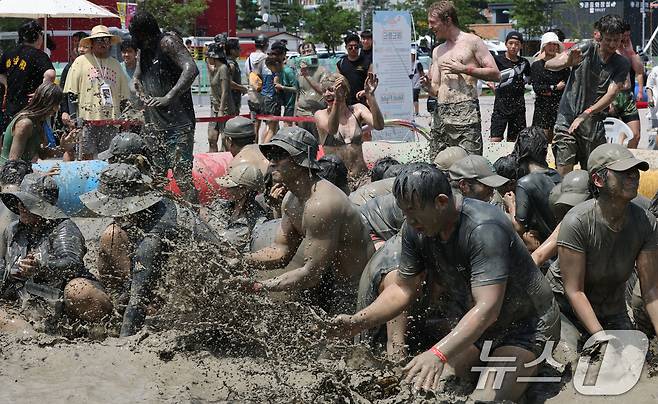26일 충남 보령 대천해수욕장 머드엑스포광장에서 열린 제28회 보령머드축제를 찾은 외국인 관광객들이 축제를 즐기고 있다. 2025.7.26/뉴스1 ⓒ News1 김기태 기자