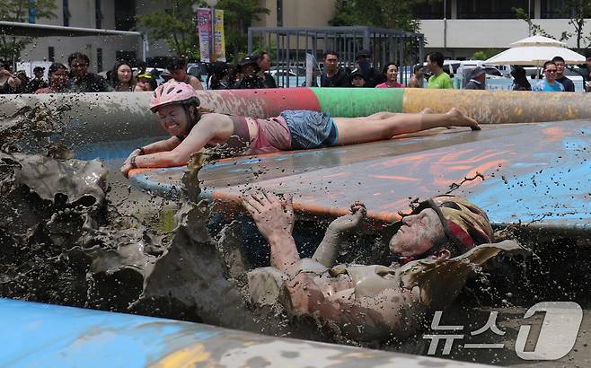 26일 충남 보령 대천해수욕장 머드엑스포광장에서 열린 제28회 보령머드축제를 찾은 관광객들이 축제를 즐기고 있다. 2025.7.26/뉴스1 ⓒ News1 김기태 기자
