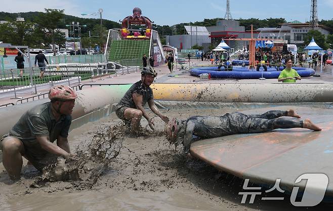 26일 충남 보령 대천해수욕장 머드엑스포광장에서 열린 제28회 보령머드축제를 찾은 관광객들이 축제를 즐기고 있다. 2025.7.26/뉴스1 ⓒ News1 김기태 기자