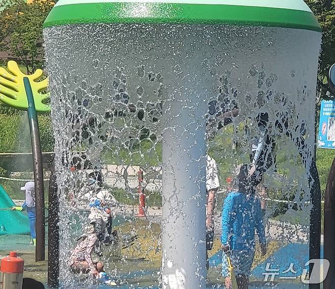 26일 낮 강원 원주기업도시의 한 공원 내 물놀이장에서 어린이들이 물놀이를 즐기고 있는 모습. 2025.7.26/뉴스1 신관호 기자