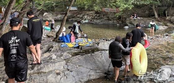 26일 낮 12시쯤 양산시 원동면 배내골 인근의 한 계곡으로 물놀이를 즐기는 피서객들의 발걸음이 이어지고 있다. ⓒ 뉴스1 박민석 기자