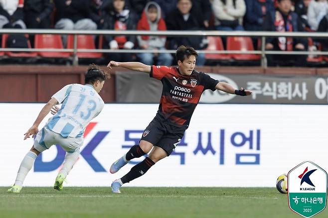 Pohang Steelers' Tae -Seok Lee (provided by the Korea Professional Football Federation)