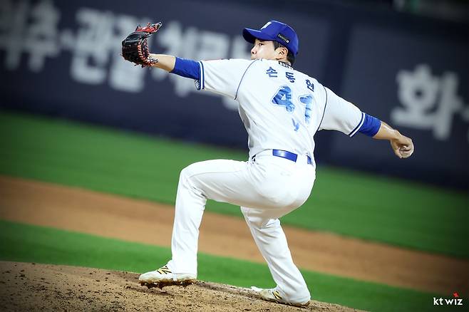 KT 손동현이 20일 수원케이티위즈파크에서 열린 2025 KBO리그 한화전에서 역투하고 있다. 사진 | KT 위즈