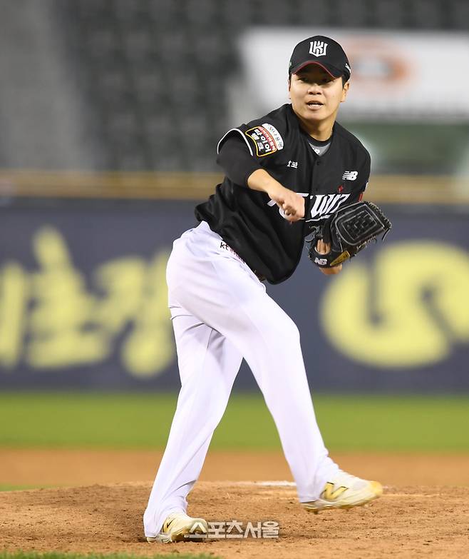 KT 손동현이 서울 잠실구장에서 열린 2025 KBO리그 두산과 경기 8회 역투하고 있다. 잠실 | 최승섭기자 thunder@sportsseoul.com