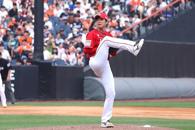 SSG 김광현이 17일 대전 한화생명 볼파크에서 열린 2025 KBO리그 정규시즌 한화와 더블헤더 1차전서 공을 던지고 있다. 사진 | SSG 랜더스