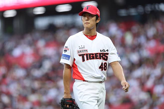 KIA 이의리가 투구를 마치고 마운드서 내려오고 있다. 사진 | KIA 타이거즈