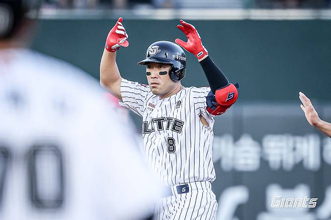 전준우가 세리머니를 펼치고 있다. 사진 | 롯데 자이언츠