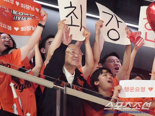 3일 대전 한화생명볼파크에서 열린 NC-한화전. 경기장을 방문한 한화 김승연 회장이 직원들과 함께 경기를 관람하고 있다. 대전=정재근 기자 cjg@sportschosun.com/2025.7.3/