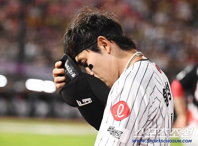 25일 부산 사직구장에서 열린 KIA와 롯데의 경기. 7회초 1사 중견수 황성빈이 박찬호의 평범한 뜬공을 놓친 후 교체되고  있다. 부산=정재근 기자 cjg@sportschosun.com/2025.7.25/