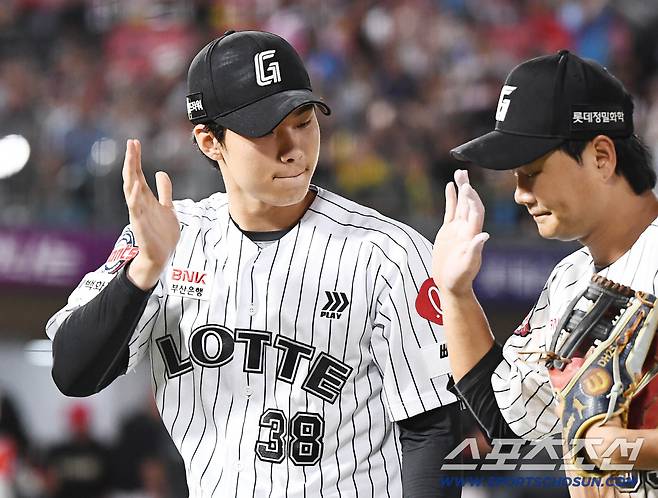 25일 부산 사직구장에서 열린 KIA와 롯데의 경기. 7회초 1사 만루 위기에 등판해 1실점으로 막은 홍민기가 손호영과 하이파이브하고 있다. 부산=정재근 기자 cjg@sportschosun.com/2025.7.25/