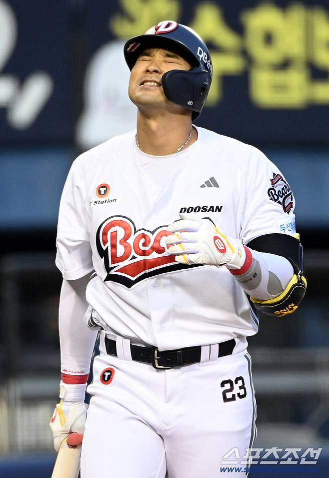 11일 잠실야구장에서 열린 NC와 두산의 더블헤더 2차전, 3회말 두산 강승호가 삼진으로 물러나며 아쉬워하고 있다. 잠실=허상욱 기자wook@sportschosun.com/2025.05.11/