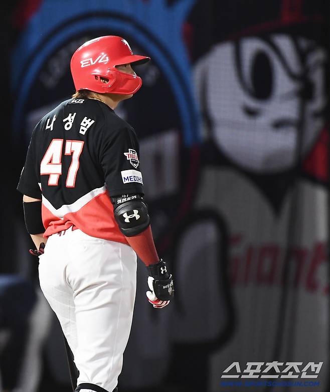 25일 부산 사직구장에서 열린 KIA와 롯데의 경기. 7회초 2사 2, 3루에서 삼진을 당한 나성범이 아쉬워하고 있다. 부산=정재근 기자 cjg@sportschosun.com/2025.7.25/