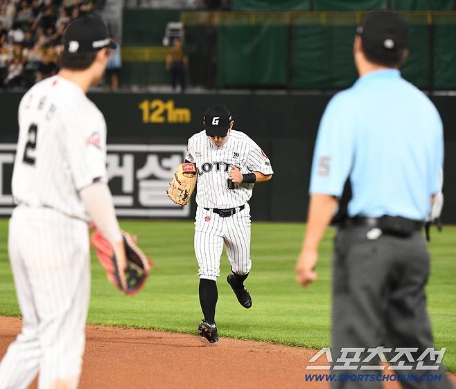25일 부산 사직구장에서 열린 KIA와 롯데의 경기. 7회초 1사 중견수 황성빈이 박찬호의 평범한 뜬공을 놓친 후 교체되고 있다. 부산=정재근 기자 cjg@sportschosun.com/2025.7.25/