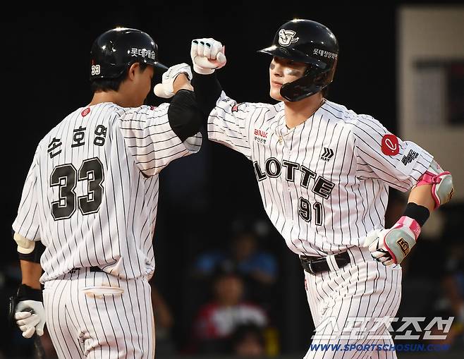 25일 부산 사직구장에서 열린 KIA와 롯데의 경기. 4회말 1사 1루 윤동희가 투런포를 친 후 손호영과 환호하고 있다. 부산=정재근 기자 cjg@sportschosun.com/2025.7.25/