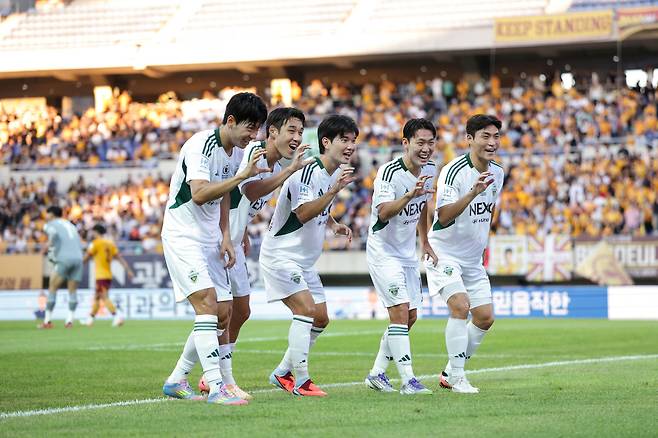 광주월드컵경기장/ K리그1/ 광주FC vs 전북현대모터스/ 전북 김진규 득점, 전진우, 송민규, 강상윤, 박진섭/ 골 세레머니/ 사진 정재훈