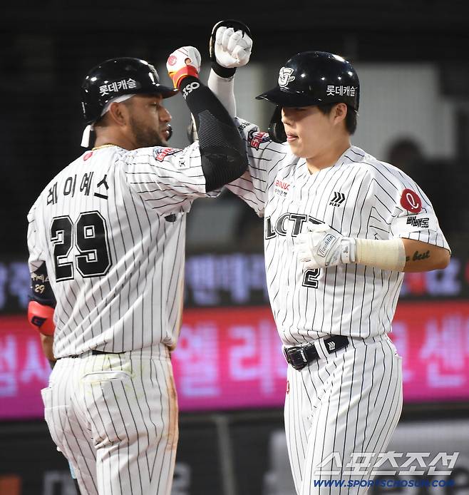 26일 부산 사직구장에서 열린 KIA와 롯데의 경기. 4회말 1사 고승민이 솔로포를 친 후 환영받고 있다. 부산=정재근 기자 cjg@sportschosun.com/2025.7.26/