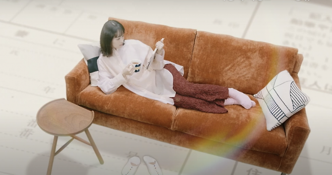 일본 드라마 '혼인신고서에 도장을 찍었을 뿐인데'에 등장하는 엘리어슨 소파. TBS 유튜브