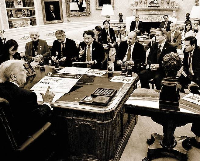 미국팀에 둘러싸인 日대표 - 아카자와 료세이 일본 경제재생상이 지난 22일(현지 시각) 미국 워싱턴 백악관에서 미 관료들에게 둘러싸여 도널드 트럼프 대통령과 관세 협상을 하고 있는 모습. /댄 스카비노 미 백악관 부비서실장 소셜미디어