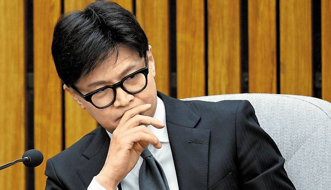 지난해 11월 19일 한동훈 당시 국민의힘 대표가 서울 국회에서 열린‘트럼프 2기 행정부 출범과 한미 동맹 및 통상외교 강화 방안 긴급 정책토론회’에 참석해 생각에 잠겨있다. /뉴스1