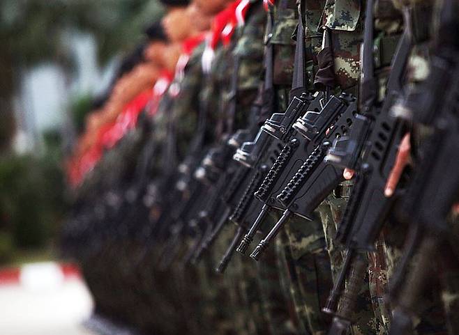 총을 든 태국 군인./방콕포스트 캡처