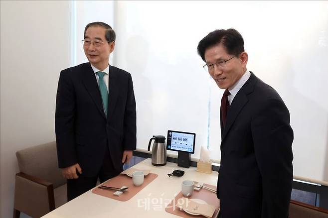 지난 5월 7일 6·3 대선을 앞두고 당시 김문수 국민의힘 대선 후보와 한덕수 무소속 대선 예비후보가 서울 종로구의 한 식당에서 단일화 관련 논의를 위해 회동을 하고 있는 모습 ⓒ데일리안 홍금표 기자