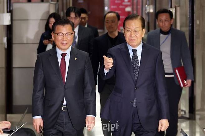 지난 3월 4일 당시 국민의힘 권영세 비상대책위원장(오른쪽)과 이양수 사무총장(왼쪽)이 국회에서 비공개로 열린 국민의힘 개헌특위 임명장 수여식 및 1차 회의에 참석하고 있다. 유일준 당무감사위원장은 7월 25일 두 사람에게 당헌·당규를 위반한 대선 후보 교체 시도에 대한 책임을 물어 당원권 3년 정지의 징계를 결정했다. ⓒ데일리안 홍금표 기자