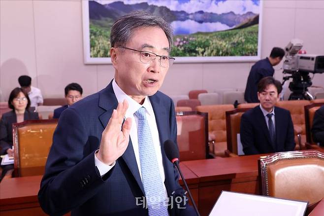조현 외교부 장관이 지난 17일 국회 외교통일위원회에서 열린 외교부 장관 후보자 인사청문회에서 선서를 하고 있다. ⓒ데일리안 홍금표 기자