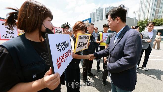 김영훈 고용노동부 장관이 26일 구미 한국옵티칼하이테크 고공농성 현장을 방문하고 현장 근로자의 요구를 경청했다. ⓒ고용노동부