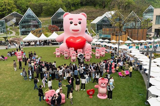 5월 경기 의왕시 롯데프리미엄아울렛 의왕점에 롯데홈쇼핑의 자체 제작 캐릭터인 ‘벨리곰’이 전시되어 있다. 롯데홈쇼핑 제공