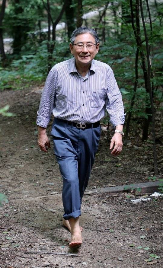 박동창 맨발걷기국민운동본부 회장이 맨발 걷기를 하고 있다. 박동창 회장 제공.