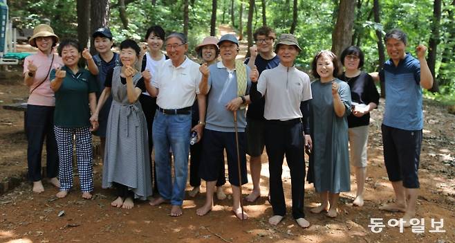 경기 파주시 아동동 학령산에서 맨발 걷기를 하는 사람들이 모였다. 왼쪽에서 네 번째가 원종연 씨, 왼쪽에서 여섯 번째가 박동창 회장. 파주=양종구 기자 yjongk@donga.com
