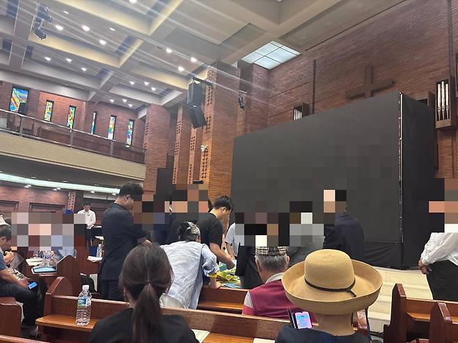 26일 방배신삼호 재건축정비사업 임시총회에서 안건 투표를 개표하고 있다. 황소영 기자 fangso@donga.com