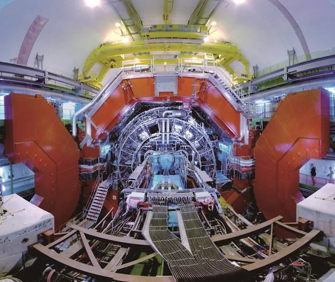 LHC에 설치된 ALICE 검출기. 이 ALICE 실험에서 납 원자핵들이 빗김 충돌하면 아주 짧은 시간 동안 불안정한 상태의 금 방사성 동위원소 원자핵이 생성되는 메커니즘을 확인했다. CREN 제공