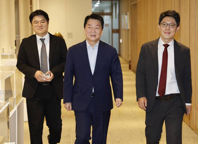 국민의힘 당권주자인 안철수 의원이 지난 7월24일 오세훈 서울시장과 오찬 회동을 위해 서울시청으로 들어서고 있다.<공동취재·연합뉴스>