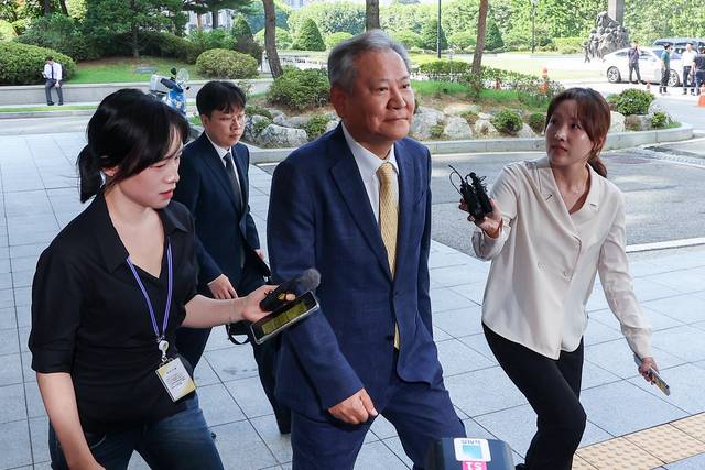 이상민 전 행정안전부 장관이 지난 25일 내란특검 조사를 받기 위해 특검팀 사무실이 마련된 서울 서초구 서울고등검찰청으로 들어가고 있다. 연합뉴스