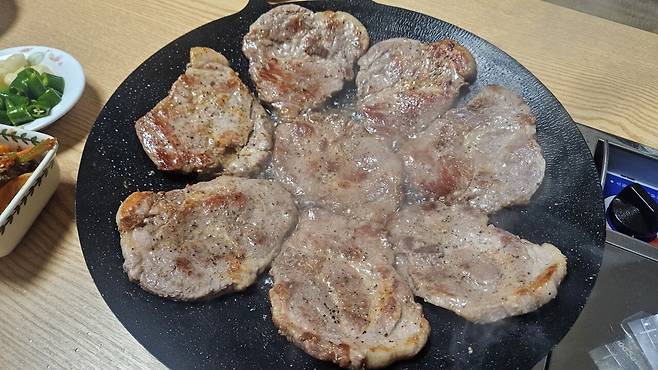 20250725_215654.jpg 저녁 돼지목살 구워 한잔