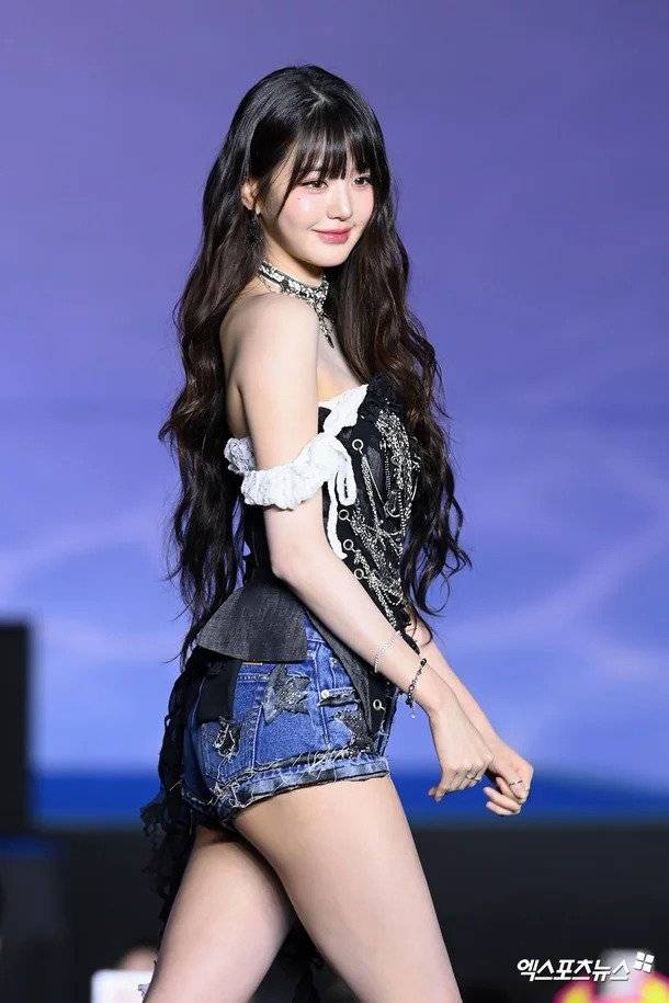 fe21f4c612c951773ace0f08c4aa7633.webp.ren.jpg 장원영 오늘 블루카펫 사진 모음