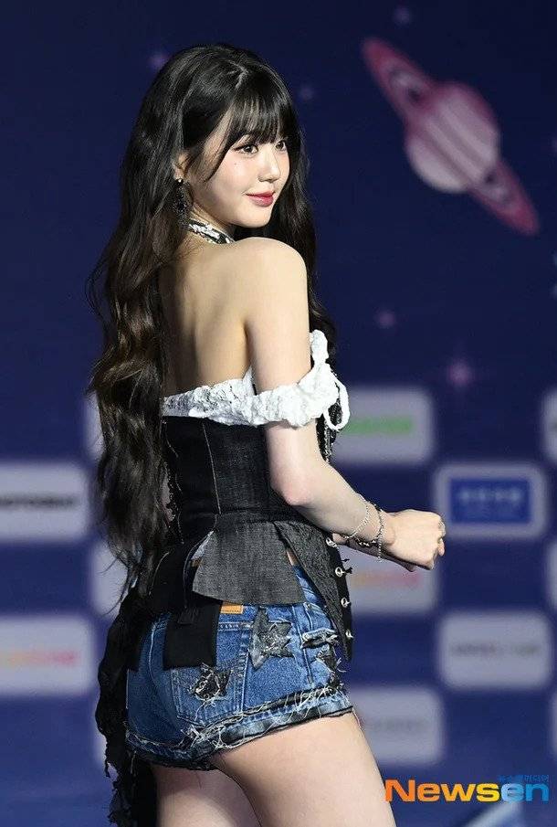 7aff70a68e5af3dd9c0138335de99722.webp.ren.jpg 장원영 오늘 블루카펫 사진 모음