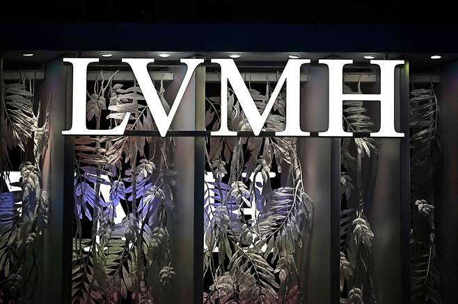 세계 최대 명품 재벌인 프랑스의 모에 헤네시 루이뷔통(LVMH)도 명품 수요 부진 충격을 견디지 못해 산하 패션 브랜드인 마크 제이콥스 매각을 추진 중인 것으로 25일(현지시간) 알려졌다. AFP 연합