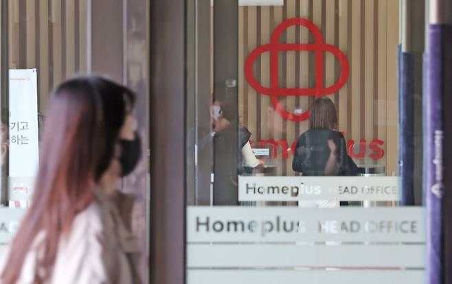 '홈플러스 사태'를 수사 중인 검찰이 본사에 대한 압수수색에 돌입한 4월 28일 서울 강서구 홈플러스 본사에서 직원들이 출입구를 드나들고 있다. 뉴스 1