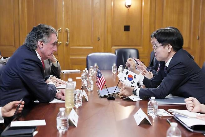 김정관 산업통상자원부 장관이 24일(현지시각) 미국 워싱턴 디시(D.C.)에서 더그 버검 미국 백악관 국가에너지위원회 위원장과 면담을 갖고 있다. 산업통상자원부 제공