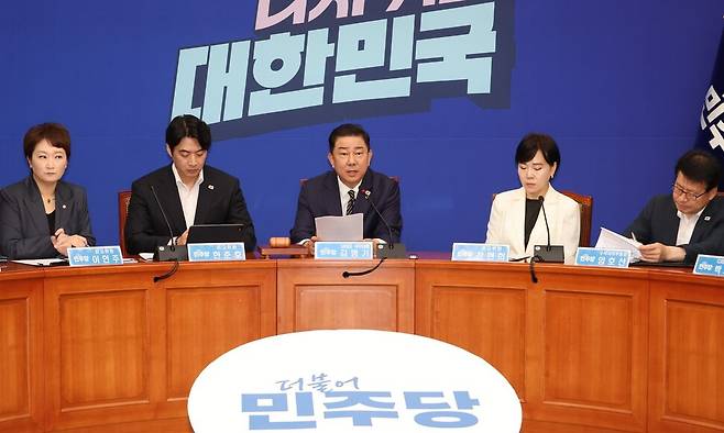 김병기 더불어민주당 당대표 직무대행 겸 원내대표가 25일 서울 여의도 국회에서 열린 최고위원회의에서 발언하고 있다. 연합뉴스