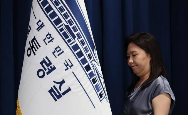 강유정 대통령실 대변인이 23일 강선우 여성가족부 장관 후보자의 사퇴에 대한 브리핑을 하기 위해 서울 용산구 대통령실청사 브리핑룸에 들어서고 있다. 왕태석 선임기자