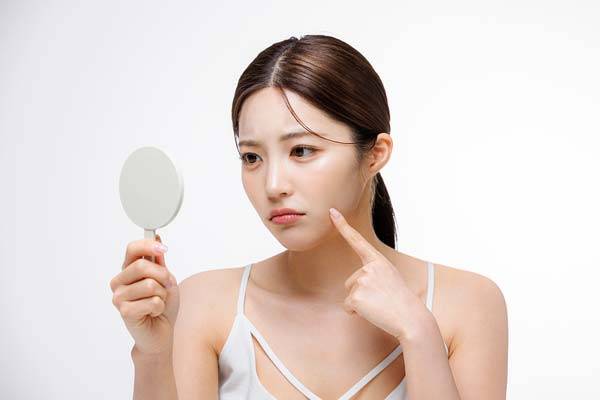 자외선 노출량이 늘어 기미, 여드름 등 피부질환 위험이 커지는 여름철에는 정확한 원인을 파악해 적절한 치료를 받아야 한다./사진=클립아트코리아