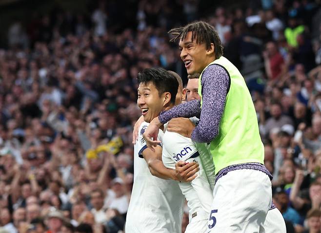 손흥민과 애슐리 필립스(오른쪽). 사진=로이터 연합뉴스