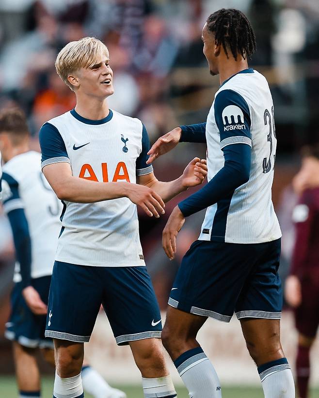 사진은 지난 18일 열린 하츠와의 친선경기에서 환호하는 베리발(왼쪽)과 필립스. 사진=토트넘