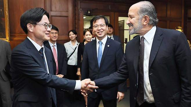 김정관 장관, 미국 상무부 장관 면담(2025.7.25) [연합뉴스/산업통상자원부 제공]