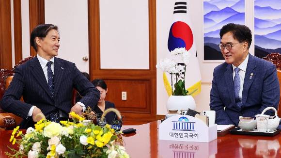 조국 전 조국혁신당 대표(왼쪽)와 우원식 국회의장. [사진=연합뉴스]