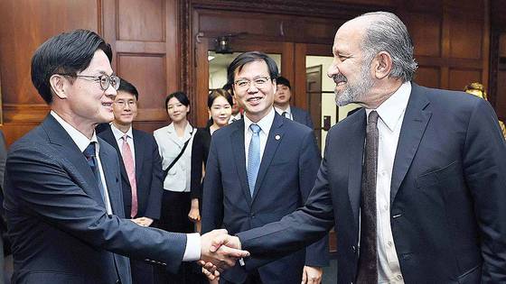 김정관 산업통상자원부 장관이 24일(현지시간) 미국 워싱턴 D.C. 상무부 회의실에서 하워드 러트닉 상무부 장관과 악수를 나누고 있다. 뉴스1