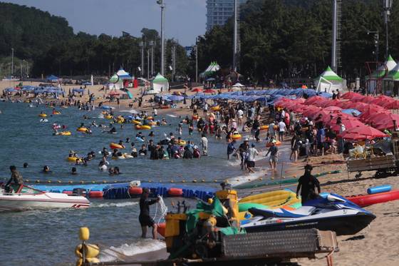 지난 10일 강원 속초 해수욕장에서 피서객들이 물놀이하고 있다. [연합뉴스]